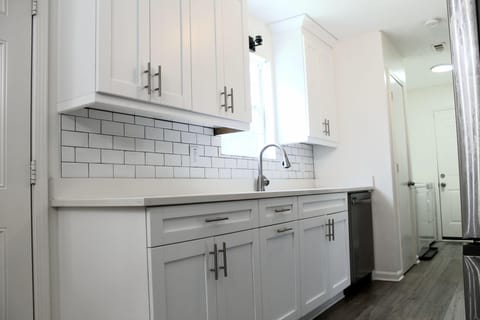 Cozy premier rooms with TVs, full beds & private entry—perfect for busy professionals. (id. 39298)
