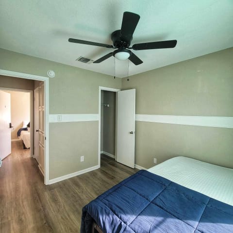 Cedar Creek House with Dining area. Cozy & homey. Huge backyard . Quiet and safe neighborhood. (id. 9896)