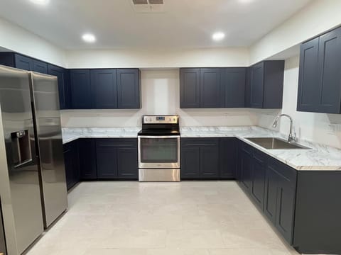 Big Rooms, Bigger Savings: Entire House at Half the Cost! Close-by to Bus Stops, Gyms, and Grocery Stores! (id. 17321)