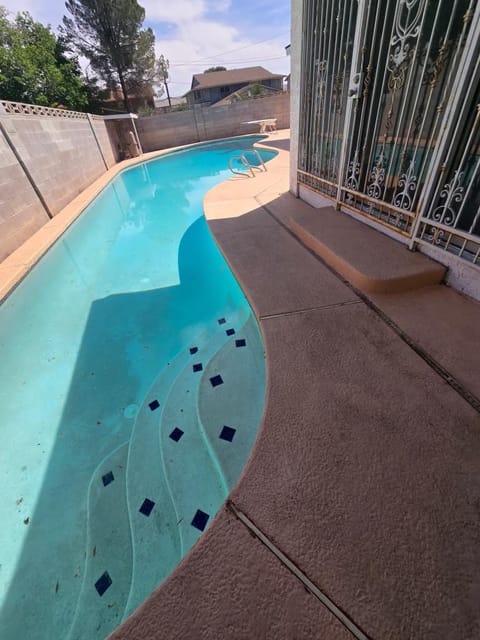 roommates in Undisclosed, Las Vegas, NV 89119 UNLV Students Welcome! Pool Home • Parking • Bus Stop Nearby • Fast WiFi (id. 36795) - cirtru.com