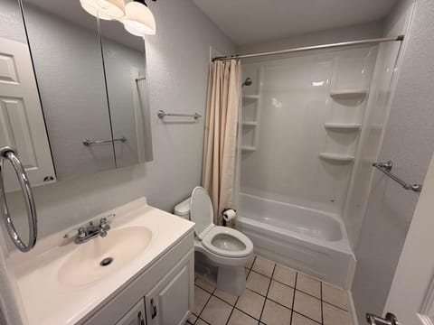 Cheerful home in near Applewood area of Lakewood, CO (id. 32181)