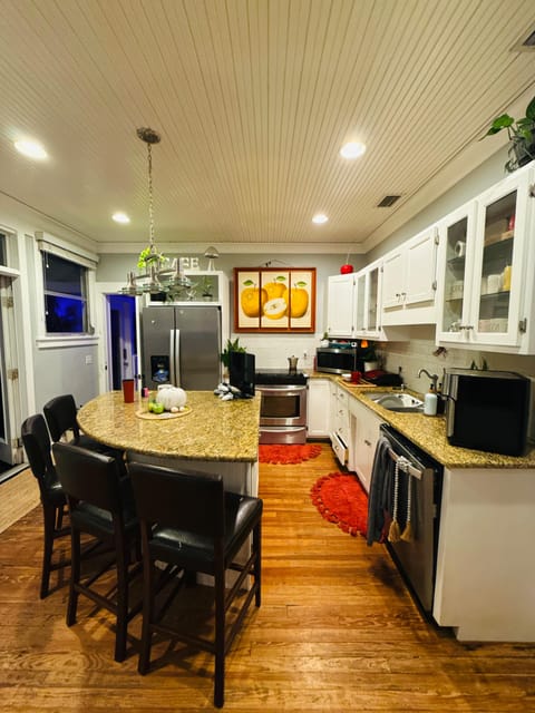 Private Room in Downtown Area (id. 36548)
