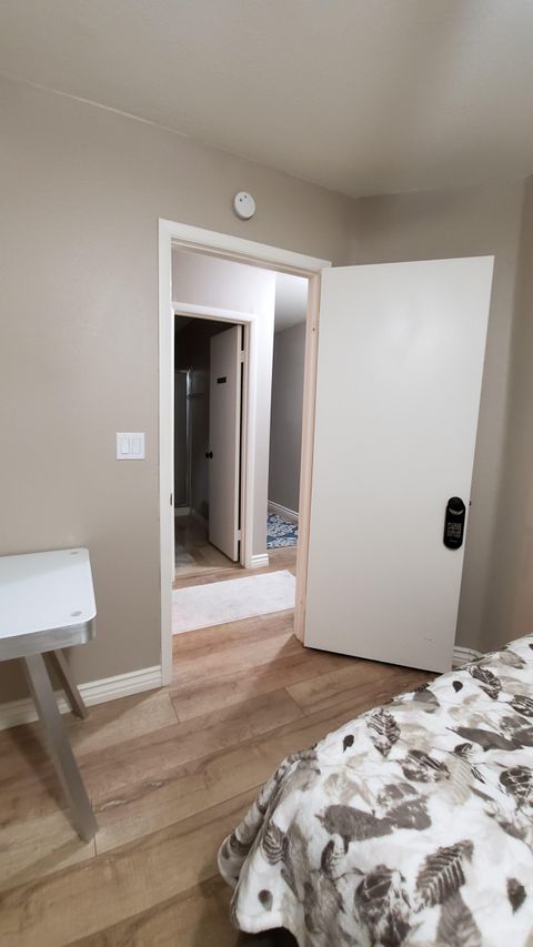 Feel At Home in Henderson: Private Rooms With Memory Foam Beds, Desk & Fast Wifi! (id. 8333)