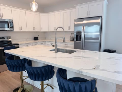 Brand New Modern  Charlotte Townhome Minutes to Uptown! Washer/Dryer, WiFi, UTILITIES INCLUDED (id. 41918)