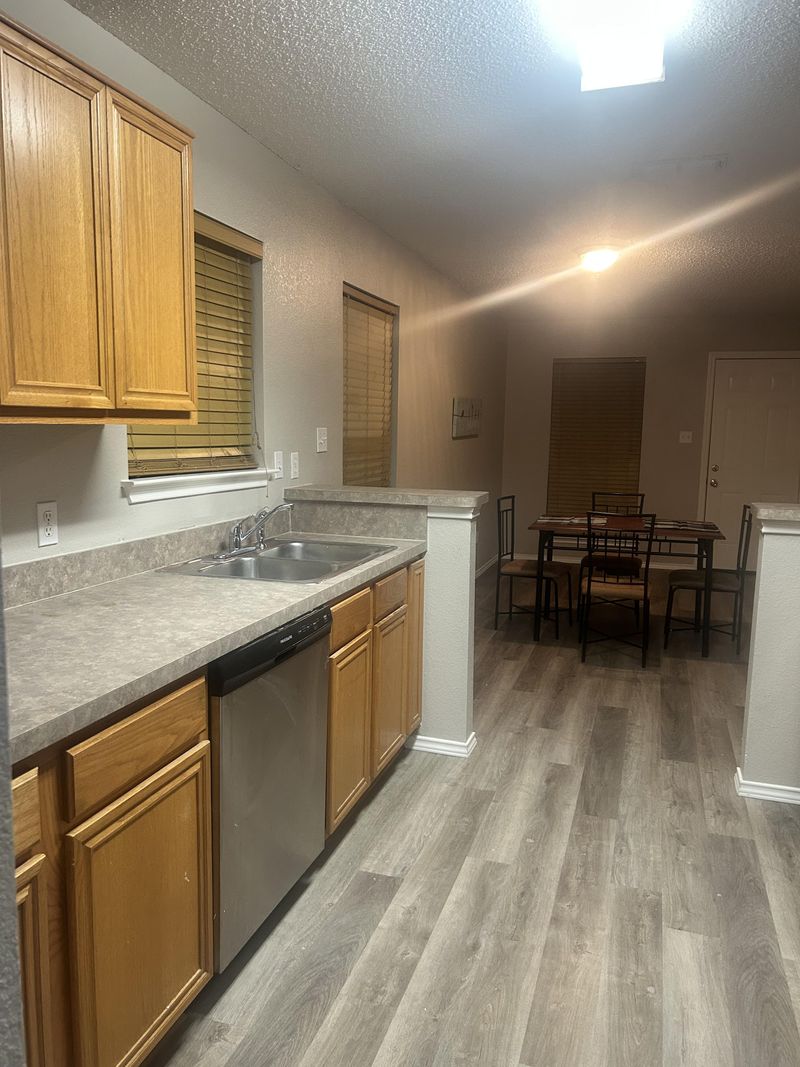 roommates in Undisclosed, Fort Worth, TX 76133 Modern & newly-renovated Fort Worth Townhouse with Dining area (id. 11805) - cirtru.com