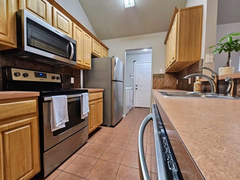 Fully Renovated, Clean, Safe, Quiet  | Comfort  & Convenient Location (id. 11934)