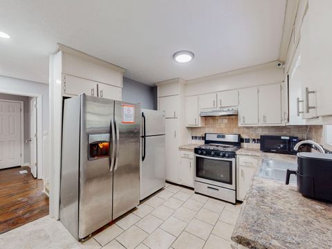 Fully‑Renovated Furnished Marietta Home | All Utilities Included | Fast WiFi | Private, Secure Rooms come w/ Work desk & Chair | Secure Parking & Top Rated Host (id. 16832)