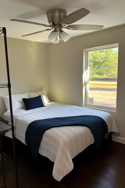 Cozy Stockbridge Coliving  Home w/ Deck & Dining room • HIgh Speed Wi‑Fi, Washer/Dryer • Friendly Community Vibe • Top‑Rated Host (id. 3205)