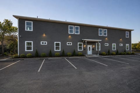 PRIVATE BATHROOM + SMART TV | Fully Furnished Oak Cliff Rooms (id. 41761)