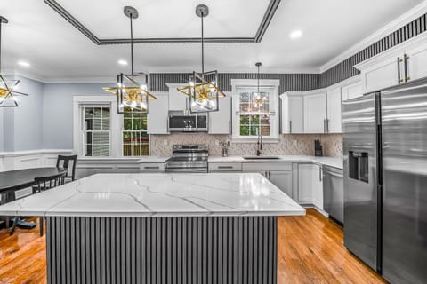Modern Renovated Home in Safe Area Colonial Heights (id. 42692)