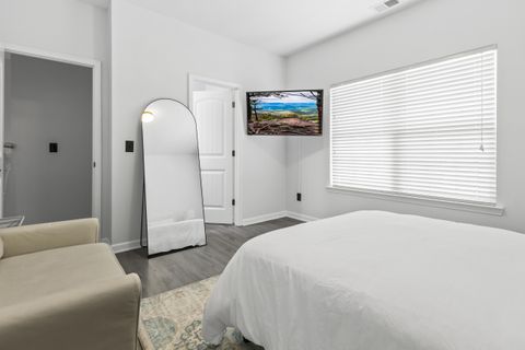 Enjoy PREMIUM Quality Living at the HEART of Gainesville. We have 6bdrms, 4brs, on-site laundry room, & smart lock access. Along with mandatory weekly house cleaning's at no extra charge.  Click on the 3D Tour button to walk INSIDE the home! (id. 11198)