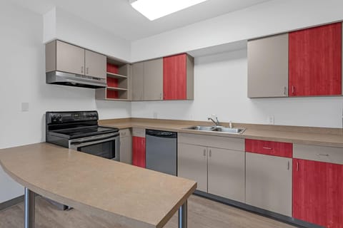 Most Security Friendly Building Co-Living in Memphis! Modern Barksdale Flats: Affordable Private Room Near Overton Park w/ FREE Parking, In-Unit Laundry, Upgraded Kitchen & Wi-Fi! (id. 38326)