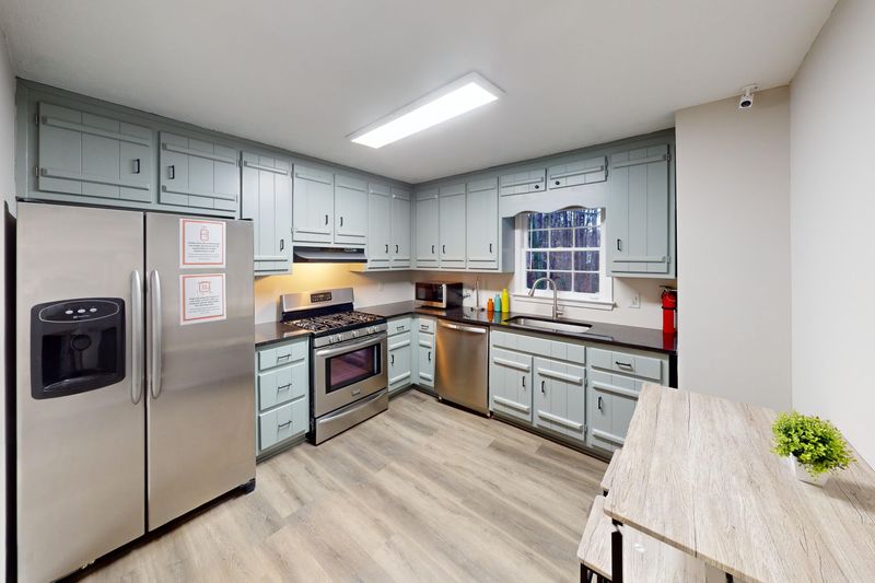 Newly Renovated, spacious Marietta House Super High-Speed Wi-Fi 400MbpsCleaning Services Included Twice a monthClose to Public Transportation and grocery stores Parking spots available Smart Lock Rooms (id. 5338)
