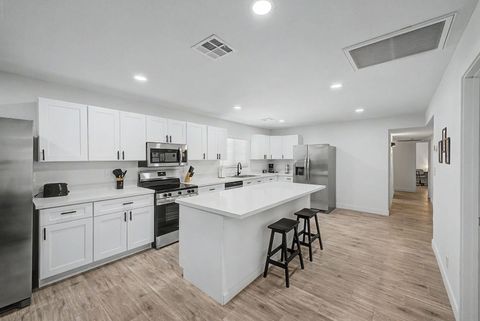 Beautiful Fully Remodeled Spaciousin Mesa. 2-Refrigerators and 2- Sets of Washer/Dryers (id. 34595)