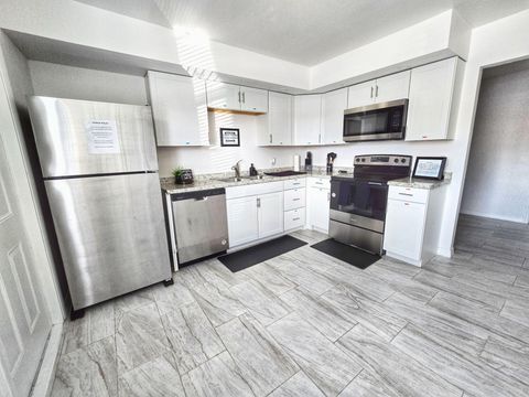 Modern Renovated Home — Prime Lakeland Location —  Fully Furnished, Clean, Comfortable, and Affordable Rooms  Utilities + High‑Speed Internet Included —  In‑Unit Laundry  Move‑In Ready (id. 32300)