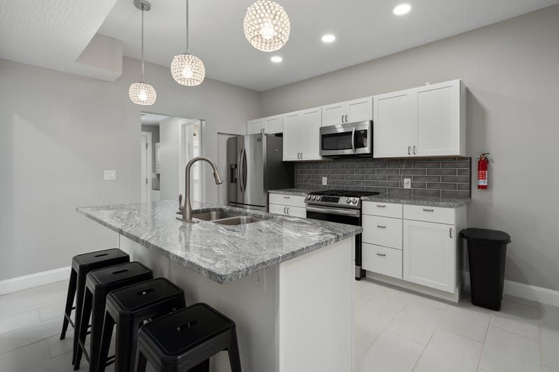 1mi to Children's Hospital • 2.5mi to Downtown | Modern Professional Living (id. 42868)