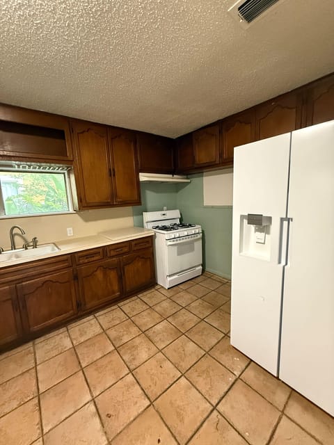 East Austin - Newly Renovated and Upgraded Home!  10 minutes from Downtown! (id. 35055)
