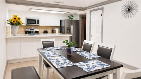 Live in West Lealman (id. 39884)