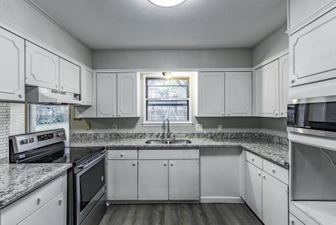 Top Host Updated Fort Worth, 4 minute walk to public transportation, Near Stockyards & Downtown! (id. 1005)