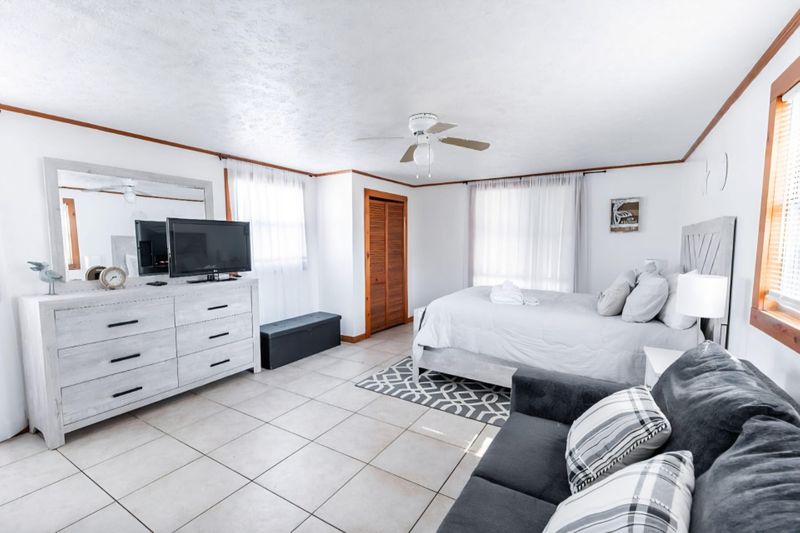 roommates in Undisclosed, Bradenton, FL 34205 Live in Bradenton, less than a minute walk to transit stop 26th St W/15th Ave W (Mother-In-Law Suite) (id. 31661) - cirtru.com