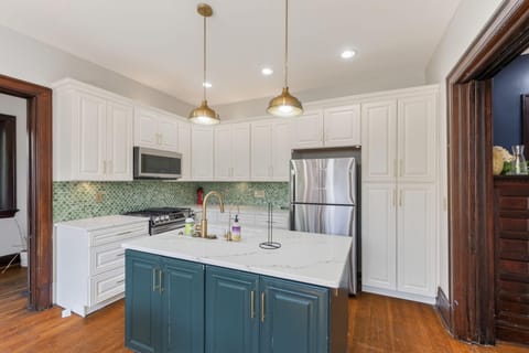 roommates in Undisclosed, Kansas City, MO 64109 Historic Hyde Park Co-Living | Private Baths  | All Utilities & 1-Gig Wi-Fi Included  | Monthly Cleaning  | 5 Min to UMKC & the Streetcar (id. 40640) - cirtru.com