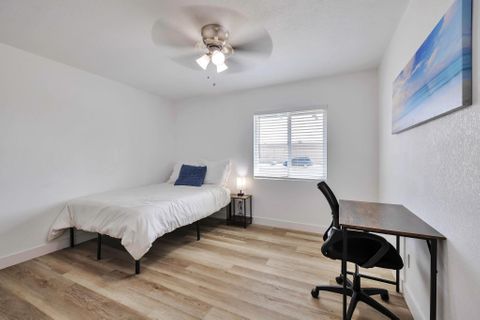 Newly Remodeled Paradise Valley Home | Weekly Cleaning of Common Areas  | Workspaces  | Fast Wi-Fi  | Abundant Parking & Close Freeway Access (id. 30503)