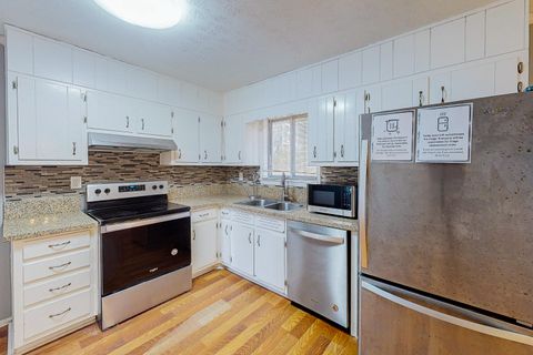 Newly upgraded Home Super High-Speed Wi-Fi 400MbpsCleaning Services Included Twice a monthLess than 4 miles from the AirportClose to Public Transportation Easy access to the Highway 85 Parking spots available Smart Lock Rooms (id. 6293)