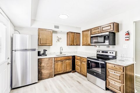 Bright & Comfortable Fort Worth Home | Fully Furnished | Secure & Move-In Ready | Free Wi-Fi  | Monthly Cleaning  | Nearby Shopping (id. 926)