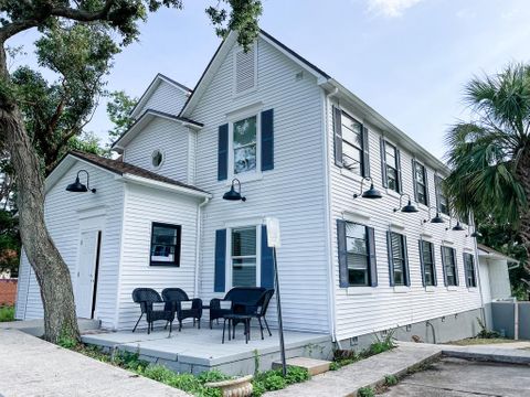 Co-living at it's finest in the beautiful Daytona Beach area! Newly-renovated & modern (id. 3433)