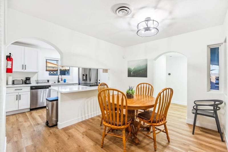Newly-renovated close to Public Transportation & Groceries (id. 11070)