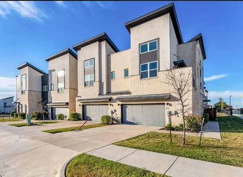 Homey & beautiful Irving Townhouse with Living room (id. 10143)