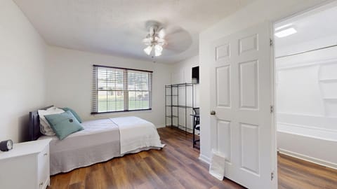 Premium, Luxury, Brand New  LARGE rooms & Common Space  Smart TVs  Fast-WiFi  Workspace  24/7 Support  Private Ensuites  5-min walk to the MARTA Minutes to I-285 (id. 36757)