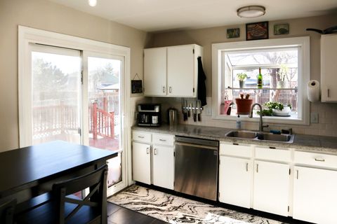 Cozy Aurora house with a backyard fire pit (id. 12421)