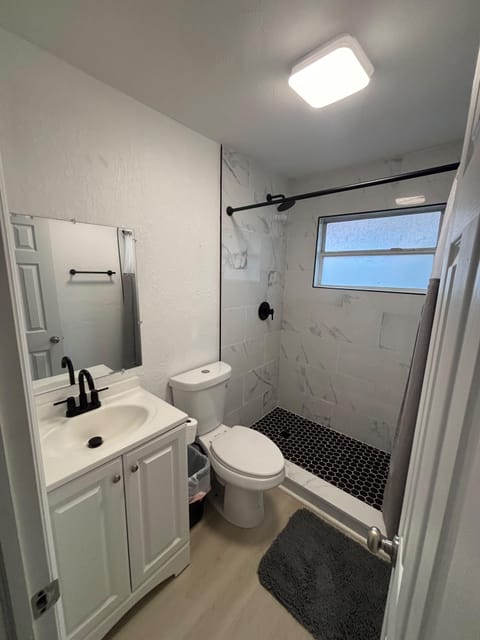 Move-In Ready | Modern Living | 90-Day Minimum Stay Fully Furnished (id. 37715)