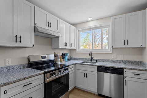 NEWLY RENOVATED HOME | MINUTES TO HOSPITALS & SHOPPING  | BRAND NEW APPLIANCES & FURNITURE! (id. 22776)