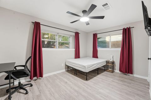 Modern Living near HCA Houston Southeast!  Minutes to Strawberry Park & Retail (id. 799)