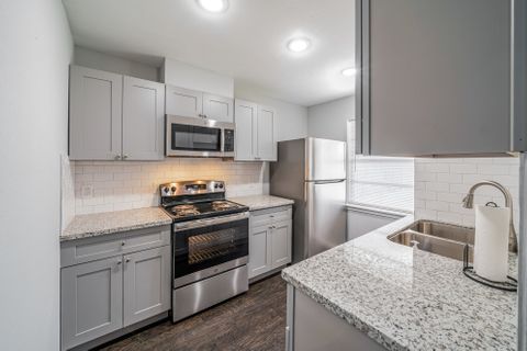 Southwest Houston Co-Living  | Plush Full Bed, Shared Spaces, In-Unit Laundry & Parking (id. 1167)