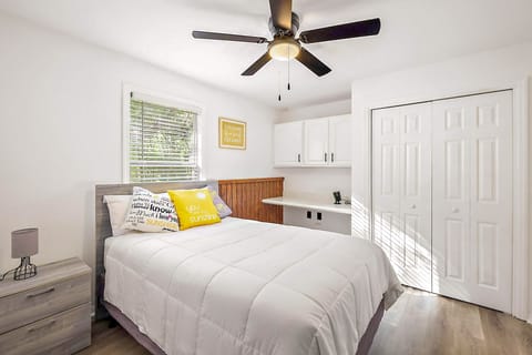 roommates in Undisclosed, Ocala, FL 34470 Newly Renovated + Utilities Included‼ No Move-In Fee! 5 min to Appleton Museum, Walmart Supercenter & More! 3 min to Shopping  Near Bus Stops Free High-Speed WiFi Smart Lock Rooms Safe Neighborhood Security System Private Parking (id. 5478) - cirtru.com