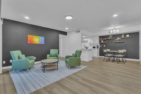 Just launched! Enjoy attentive hosting and amazing rooms near GSU and Glendale Community College. Plus, close to shopping, restaurants, and convenient Valley Metro access—making your daily life easy and exciting. (id. 17371)