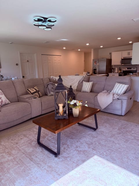roommates in Undisclosed, Palm Coast, FL 32164 Furnished Palm Coast Rooms | Utilities Included, Up to 1 Gbps Wi-Fi, TVs & Keypad Bedroom Locks (id. 44852) - cirtru.com
