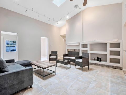 Casselberry House with Living room. Newly-renovated & beautiful (id. 2668)