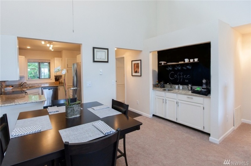 2b/2b Condo w Lake Washington view!