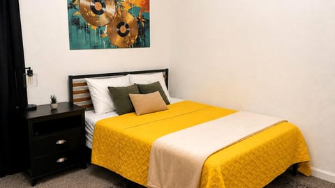 roommates in Undisclosed, Houston, TX 77028 PRIVATE ROOM + PRIVATE BATH • Only 3 Housemates • Gated Parking • Fast Wi-Fi • Furnished • First Floor Unit (id. 9461) - cirtru.com