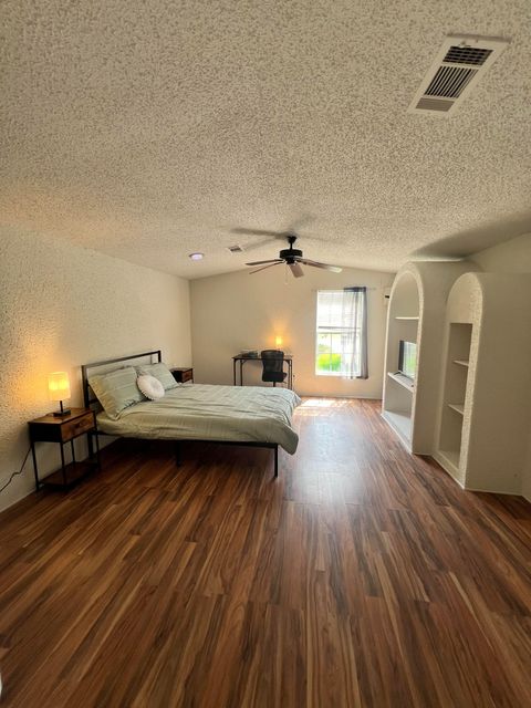 Spacious & Quiet North Houston Fully Furnished Rooms • Easy commute to Ship Channel, Baytown Plants & I-10 • Relaxing Back Patio with tv• Bonus Community Space • All Utilities Included (id. 27232)