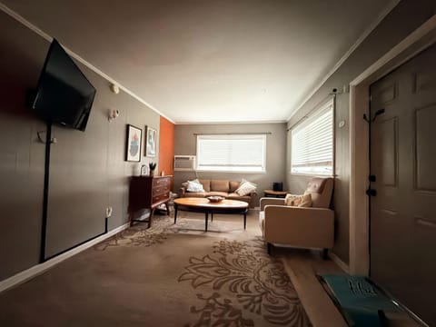 Newly Renovated, Modern Rooms -- Close to Downtown Lakeland - High Speed Internet/ TVS 
*** USE PROMO CODE*** (id. 35088)