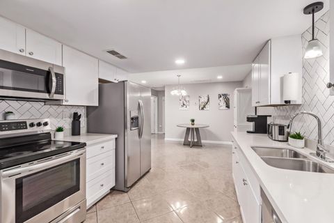 BEAUTIFUL Mesa House WALKING DISTANCE to Light Rail,  Spacious Common Area, Fully Furnished Kitchen & Amazing Rooms! (id. 14783)