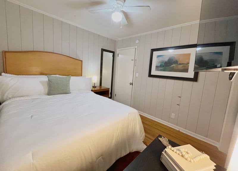 Rated 5-star 1 Gig WiFi • 50" 4K TVs • Maid Service • Video Tour • Inclusive (id. 6363)