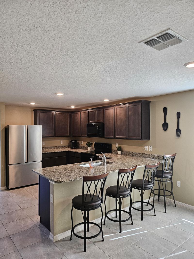 roommates in Undisclosed, Deltona, FL 32738 Super Host! Comfortable Room with Convenient Access to Public Transport (id. 10987) - cirtru.com