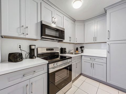 Renovated Home  Close to Public Transport  Smart-TVs  FREE Washer/Dryer! Near the Beach (id. 11072)