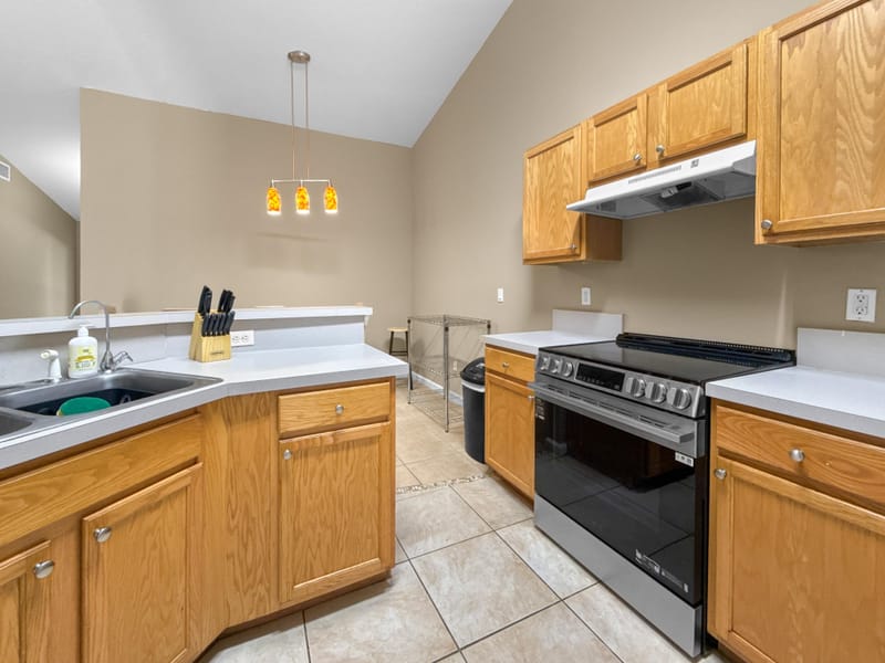 roommates in Undisclosed, Palm Coast, FL 32164 CypreModern Queen Rooms Near Publix Plaza  | TV, Mini Fridge & Fast WiFi Includeds (id. 35111) - cirtru.com